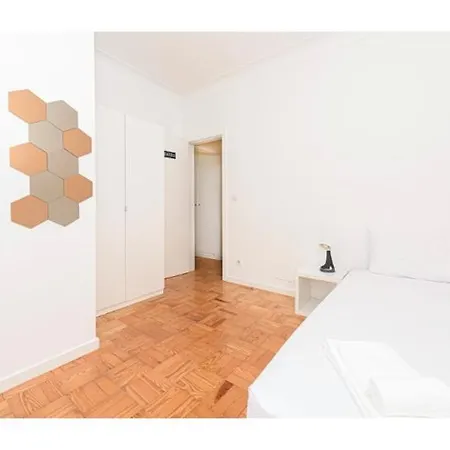 Houze Spacious 4-Bedroom Flat Near Lisbon Zoo * Lisbon